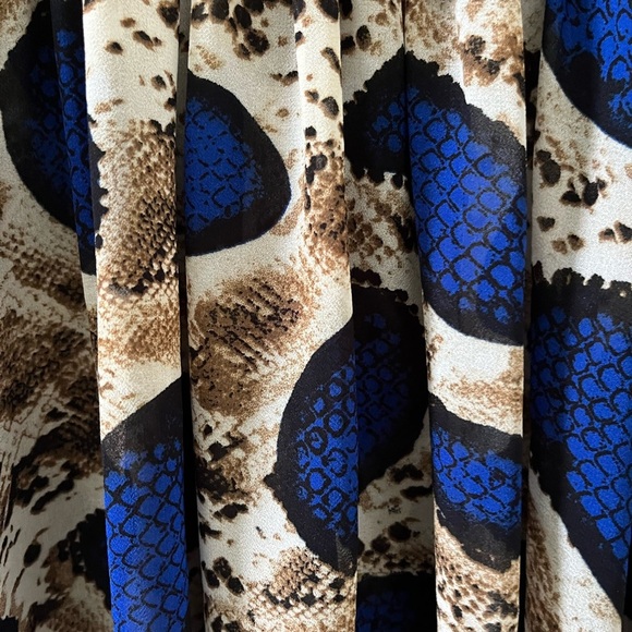 Patterned Ruffled Blouse - Plus Size - Picture 2 of 5